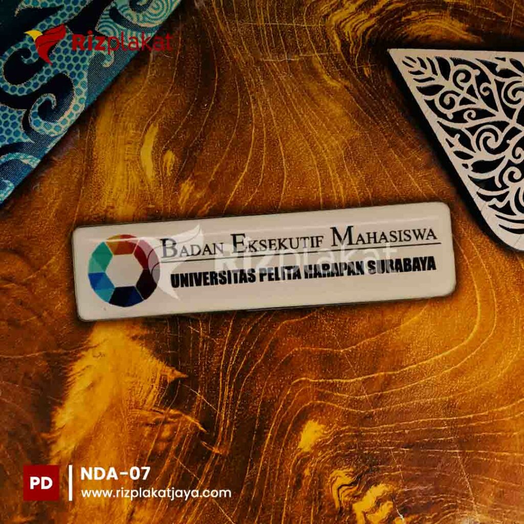 nama dada akrilik elegan