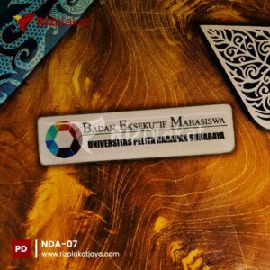 nama dada akrilik elegan