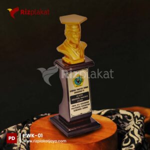 patung wisuda kayu