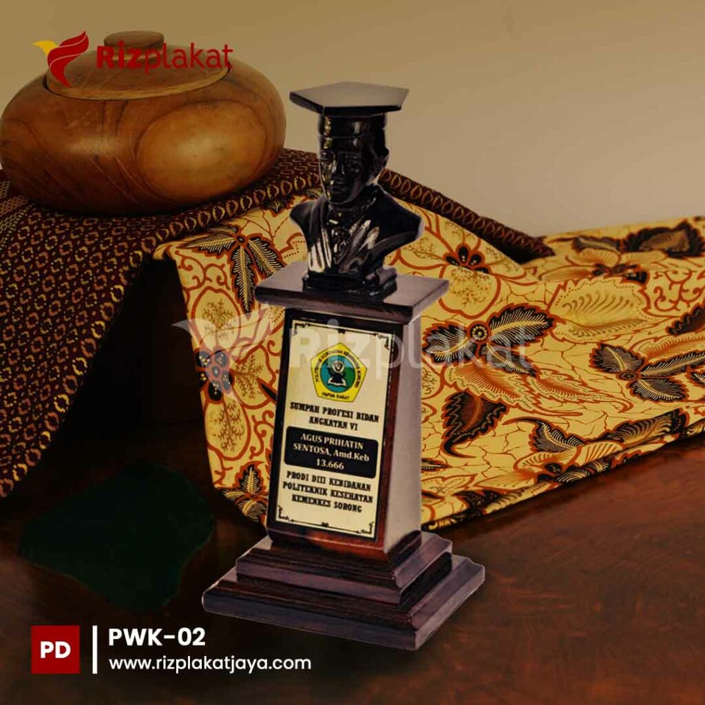patung kayu wisuda custom