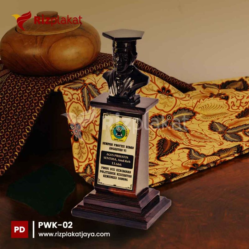 PWK-02 patung kayu wisuda custom