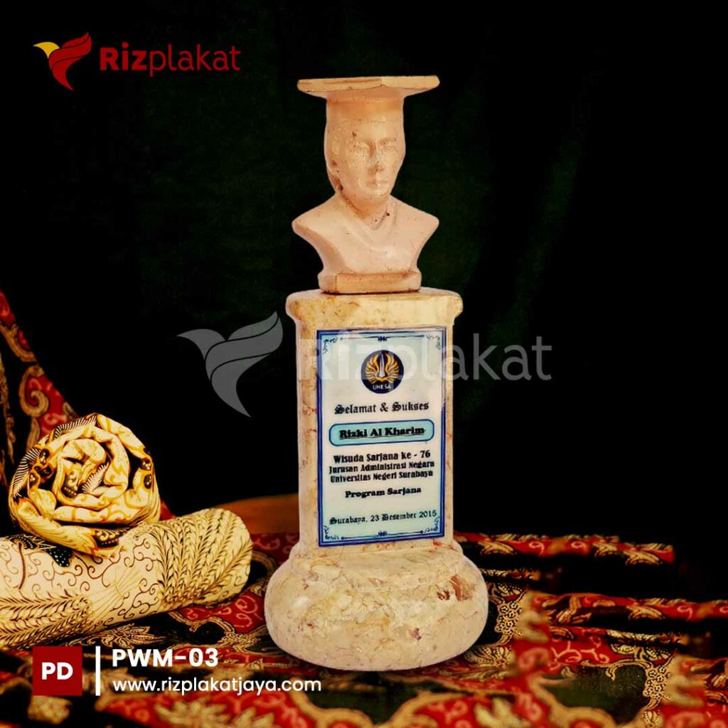 patung wisuda marmer Surabaya