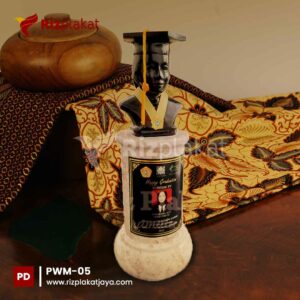 patung kelulusan marmer