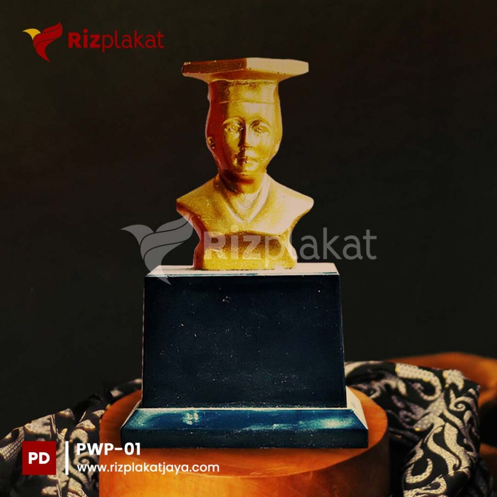 patung wisuda plastik