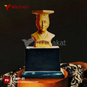 patung wisuda plastik
