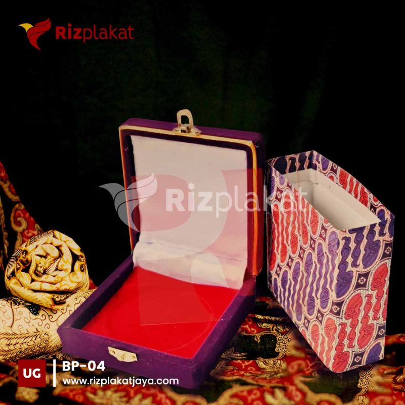 BP-04 Kotak Bludru Plakat