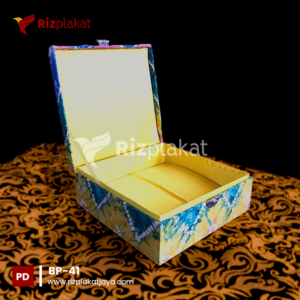 Box Plakat Cenderamata Direktur
