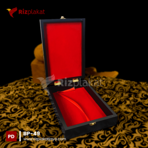 Box Plakat Hitam Interior Merah