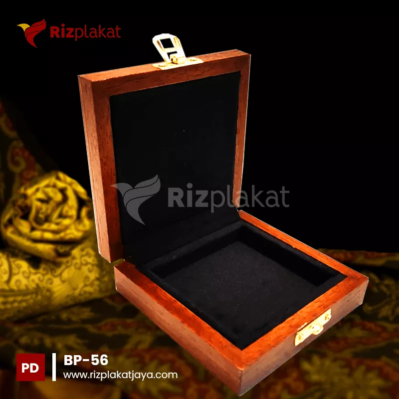 box plakat kayu eksklusif