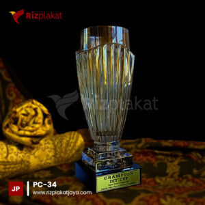Plakat Kristal Bentuk Gelas
