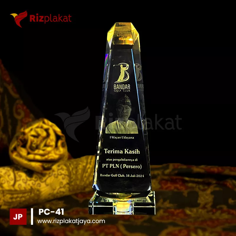 Plakat Kristal Dedikasi Pengabdian