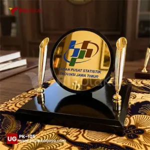 Plakat Kayu BPS Jawa Timur – Desain Bulat Unik dengan Holder Pen Elegan