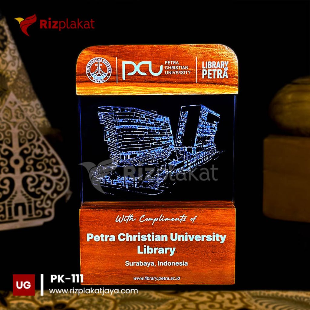 Plakat Kayu Universitas Petra Surabaya