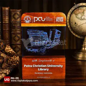 Plakat Kayu Universitas Petra Surabaya – Simbol Apresiasi Edukatif yang Elegan
