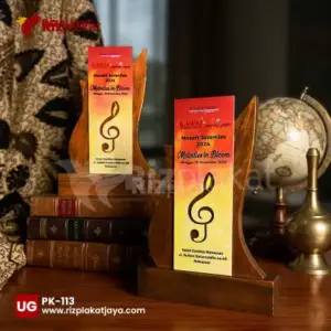 Plakat Kayu Hotel Santika Makassar – Harmonisasi Seni Musik dalam Bingkai Apresiasi Elegan