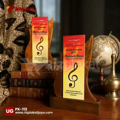 Plakat Kayu Hotel Santika Makassar – Harmonisasi Seni Musik dalam Bingkai Apresiasi Elegan