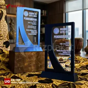 Plakat Kayu Penghargaan Wisudawan Terbaik – Simbol Prestasi yang Abadi dan Elegan