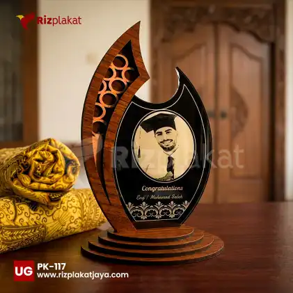Plakat Kayu Wisuda Elegan dengan Kombinasi Akrilik Bening – Simbol Prestasi dalam Sentuhan Modern