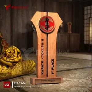 Plakat Kayu Eksklusif dan Kekinian – Pilihan Modern untuk Penghargaan Bergengsi