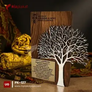 Plakat Kayu Desain Pohon Unik – Simbol Kehidupan dan Pertumbuhan yang Berkesan