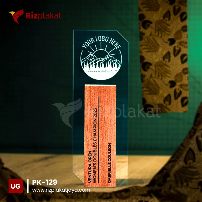 Kombinasi Plakat Kayu dan Akrilik Modern