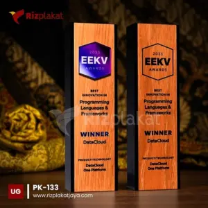 Plakat Kayu Bentuk Persegi Panjang dengan Finishing Halus – Tampilan Simpel yang Mewah