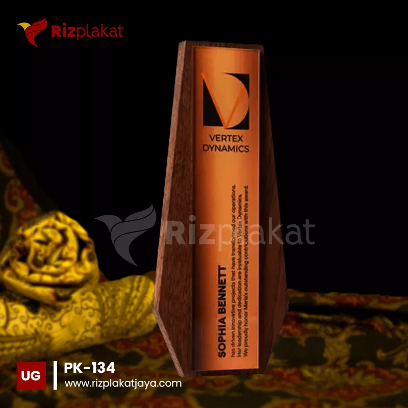 Desain Plakat Kayu Unik dan Eksklusif