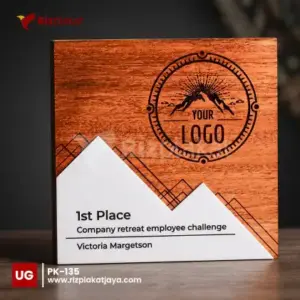 Plakat Kayu Penghargaan Karyawan Kantor – Apresiasi Elegan untuk Loyalitas dan Dedikasi