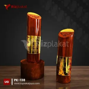 Plakat Kayu Award Dewani – Simbol Penghargaan Bernilai Tinggi dengan Sentuhan Artistik