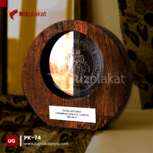 plakat kayu elegan