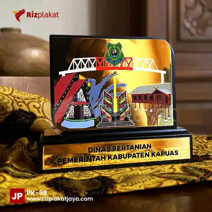 Plakat Kayu Dinas Pertanian Kapuas – Simbol Apresiasi untuk Dedikasi di Bidang Pertanian