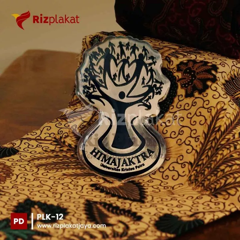 pin lencana kuningan gresik