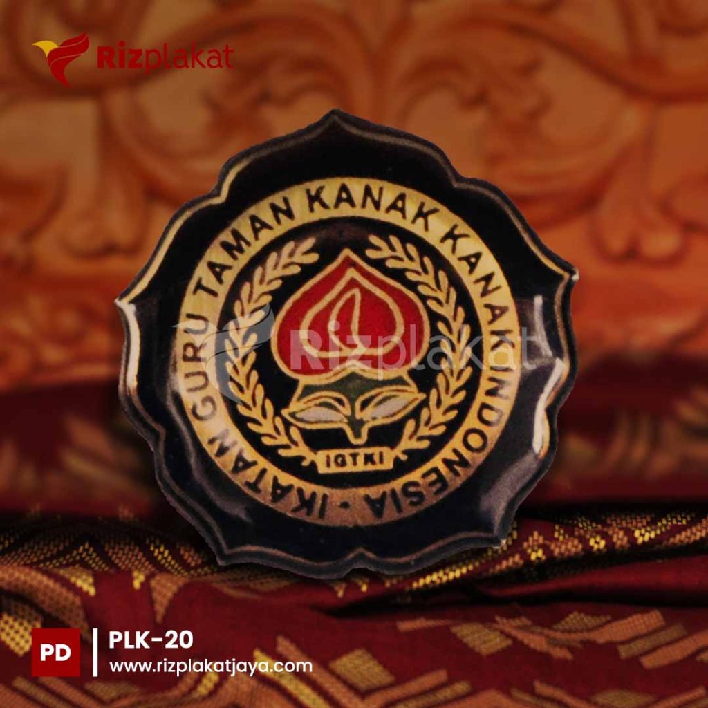 pin lencana kuningan yayasan