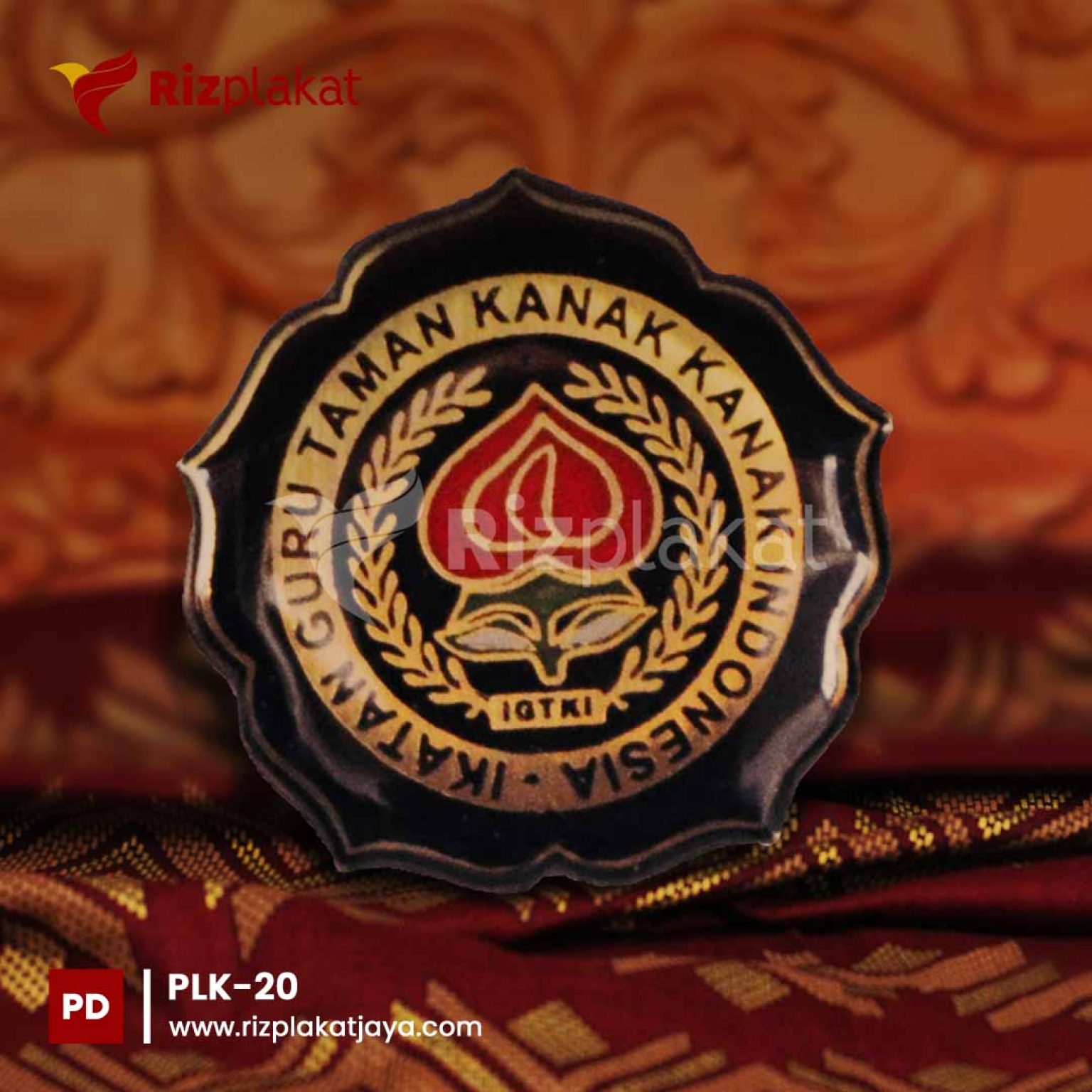 PLK-20 pin lencana kuningan yayasan