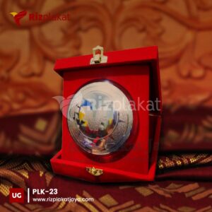 Pin Lencana Chrome Premium
