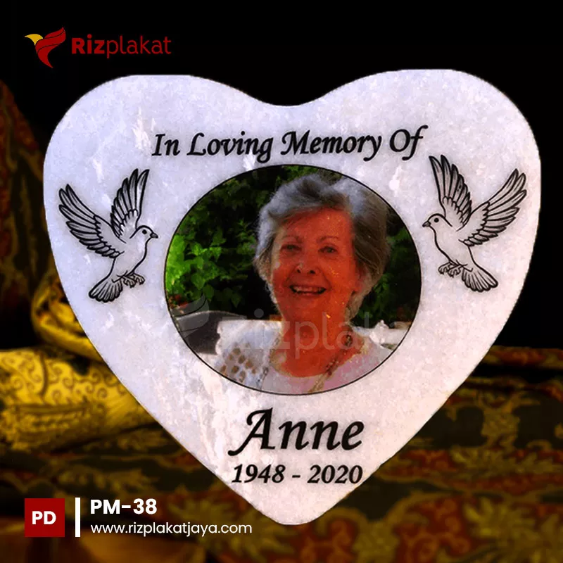 Model Plakat Marmer Bentuk Love