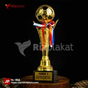 Bukan Kaleng-kaleng! Ternyata Segini Biaya Pembuatan Piala Liga yang Bikin Geleng Kepala! Nyiapin Penghargaan Akbar Olahraga Tanpa Gengsi Turun Nyiapin kejuaraan olahraga berskala besar atau kompetisi liga daerah emang dituntut ketelitian tingkat tinggi, gak boleh cuma modal piala plastik pasaran. Langkah taktis ini penting banget biar citra kompetisi yang Anda gelar sukses jadi top-of-mind dan berwibawa di mata klub peserta. Therefore, urusan piala panggung utama buat sang juara gak boleh dipilih secara random atau kelihatan bad-looking pas diangkat ke udara nanti. Banyak tim panitia pengadaan yang sering pusing pas lagi nyari vendor pembuat piala liga berbahan logam eksklusif yang bisa diajak gerak satset. Mereka butuh kepastian mutu material yang kokoh, kemewahan visual, serta ketepatan jadwal pengiriman kargo karena timing is key. However, sekarang manajemen organisasi turnamen Anda bisa memakai draf acuan perencanaan biaya produksi mahkota logam berikut sebagai solusi paling aman. Solusi Tangan Pertama Langsung dari Pabrik Utama Therefore, website kami hadir memberikan jawaban penyediaan trofi turnamen eksklusif bernilai seni tinggi berbahan logam kuningan dan aloy langsung dari pabrik utama kami. Faktanya, sebuah mahkota kemenangan dengan bentuk fisik (look-nya) yang presisi bakal memicu pride yang luar biasa bagi para atlet profesional. Sebagai produsen ahli yang sudah bergerak aktif sejak tahun 2015 di Surabaya, Riz plakat konsisten melayani ribuan kebutuhan instansi besar, asosiasi liga, dan kementerian olahraga. Meskipun kantor operasional offline store kami berpusat di Surabaya, pengiriman kargo kami sudah sukses menjangkau seluruh nusantara. Kesimpulannya, artikel komersial ini bakal spill tuntas rahasia estimasi angka pembuatan piala turnamen berbahan logam mewah demi kesuksesan agenda perayaan juara Anda. Keuntungan Memilih Produsen Bertaraf Pabrik Sebab, memproses trofi piala liga berukuran raksasa dengan detail ukiran logam yang rumit dalam satu waktu membutuhkan stabilitas ekosistem workshop terpadu. As a result, seluruh draf piala pesanan panitia dijamin mendarat dengan aman di stadion sebelum hari seremoni penutupan dimulai. In addition, karena Anda terhubung langsung dengan produsen utama, aspek cost-efficient untuk anggaran belanja kas organisasi pasti bakal terjaga dengan baik. Anda bisa memotong rantai komisi dari calo atau toko eceran pasaran yang sering bikin anggaran jadi pricey sepihak tanpa adanya kontrak kerja. Mengatasi Kebutuhan Piala Event Musiman Kebutuhan terhadap barang piala bergilir berkualitas berbahan logam masif maupun kombinasi kayu oven ini biasanya lagi booming menjelang masa final kompetisi. Ratusan panitia turnamen swasta dan instansi BUMN rutin mencari vendor pembuat piala liga resmi sebagai wujud apresiasi yang membanggakan bagi tim pemenang. Dalam kondisi penuh ketelitian seperti ini, toko souvenir amatir pasti langsung kewalahan karena keterbatasan fasilitas alat kerja. However, bagi pabrik besar yang memiliki tata kelola manajemen kerja mandiri, pengadaan trofi mahkota logam merupakan menu utama layanan kami sehari-hari. Analisis Komponen Pembentuk Biaya Pembuatan Piala Turnamen Berkelas VVIP Pengaruh Detail Ukiran dan Material Logam Kuningan Menyerahkan sebuah mahkota kejuaraan di atas panggung penutupan di hadapan ribuan penonton menuntut kesempurnaan bentuk fisik produk. Therefore, panitia pelaksana wajib banget memahami kriteria variabel penentu biaya pembuatan piala agar tidak memunculkan kesan yang red flag. Penggunaan pelat logam kuningan timbul yang disepuh warna emas murni atau chrome silver merupakan standar wajib buat menciptakan kilau produk yang luxury. Consequently, trofi akhir tampak sangat berwibawa serta sukses memancarkan aura champions yang esensial bagi kompetisi kasta tertinggi. However, semua kendala pemotongan lekukan bodi logam yang rumit tersebut sebenarnya bisa diatasi secara presisi kalau dikerjakan memakai mesin otomatis. Kestabilan Dudukan Kayu Jati Solid Oven Pabrik In addition, kekuatan struktur tatakan penopang bawah juga menjadi penentu keseimbangan visual piala saat diangkat tinggi. Perpaduan pilar bodi berlapis emas dengan dudukan kayu jati solid hasil oven pabrik terbukti menghasilkan konstruksi yang sangat kokoh. Sisi potongan kayu dipoles secara detail sampai halus agar tidak melukai tangan kapten tim saat momen selebrasi panggung. Consequently, trofi kemenangan ini bakal awet disimpan di dalam lemari pajangan klub sebagai memori sejarah abadi sampai puluhan tahun. Kesimpulannya, ketelitian pemilihan bahan baku merupakan modal utama kami dalam menjaga kepercayaan ratusan asosiasi olahraga nasional. Integrasi Ragam Hias Tradisional Nusantara Sebagai Media Komunikasi Budaya Sentuhan Ukiran Heritage pada Trofi Kemenangan Bagi instansi pemerintahan dan badan usaha milik negara, piala kompetisi resmi juga berfungsi sebagai perpanjangan tangan diplomasi kebudayaan daerah. Therefore, menyuntikkan elemen kebudayaan lokal ke dalam komponen piala liga berbahan logam merupakan langkah out-of-the-box yang bernilai tinggi. Banyak klub luar daerah atau tamu internasional merasa sangat kagum saat menerima hadiah yang memuat kekayaan seni asli Indonesia. Consequently, trofi tersebut tidak hanya menjadi pajangan biasa melainkan berubah menjadi media komunikasi budaya yang interaktif. However, proses penerapan motif tradisional pada bodi logam ini wajib dikerjakan menggunakan teknologi mesin beresolusi tinggi. Lapisan Proteksi Warna Anti-Pudar In addition, pabrik Riz plakat menyediakan fasilitas kustomisasi ragam hias motif batik nusantara pada mahkota piala secara presisi. Sentuhan keindahan ukiran khas warisan budaya leluhur diaplikasikan secara halus untuk menghasilkan efek visual yang menakjubkan bagi pembeli. Langkah perlindungan warna juga diberikan melalui lapisan cairan khusus harian agar kilau emas aslinya tidak mudah pudar akibat keringat para pemain. Consequently, piala kejuaraan tersebut berubah status menjadi sebuah Authentic Indonesian Memento yang bernilai seni tinggi serta layak dikoleksi selamanya. Kesimpulannya, keunikan identitas lokal ini menjadi daya tarik utama yang membedakan produk kami dengan kompetitor pasaran. Direktori Spesifikasi Material Kategori Trophy Logam Katalog Resmi Riz plakat 1. Lini Trophy Logam Mahkota Kejuaraan / Piala Cawan Logam (High-End Trophy) In addition, kategori ini merupakan varian tertinggi khusus untuk ajang kejuaraan liga bergengsi nasional. Bodi mahkota terbuat dari pelat logam kuningan/timah tebal disepuh emas kilap (gold plated), dipadukan dengan ukiran mahkota atau bentuk cawan raksasa yang sangat anggun. Rentang Harga Resmi: Rp2.500.000 – Rp12.500.000 / pcs. Spesifikasi Fisik: Tinggi produk 50 cm – 85 cm masif, bodi cor logam kuningan sepuh emas/perak, tatakan kayu jati oven tebal atau marmer, gratis jasa desain mockup visual, serta include kotak kayu pengiriman eksklusif. 2. Lini Trophy Logam Patung Figure / Maskot Kejuaraan Furthermore, seri ini menawarkan kustomisasi cetak cor tiga dimensi (3D) berbentuk figur atlet, bola, obor, atau logo resmi kejuaraan. Cocok untuk piala bergilir maupun piala penghargaan pemain terbaik (Best Player/Top Scorer). Rentang Harga Resmi: Rp1.200.000 – Rp3.500.000 / pcs. Spesifikasi Fisik: Bodi cor logam aloy/timah padat, finishing chrome emas/perak/perunggu, tatakan kayu solid jati oven, gratis draf layout nama pemenang, serta include box eksklusif. 3. Lini Dewani / Arunala Series (Kombinasi Logam Kuningan & Kayu Jati Oven) Moreover, bagi kompetisi liga yang mengusung nuansa budaya heritage, gabungan kayu jati solid hasil oven dengan lembaran logam kuningan ukir ini menjadi pilihan yang sangat pas. Ornaments ukiran batik dipahat halus menggunakan cairan kimia industri presisi. Rentang Harga Resmi: Rp240.000 – Rp500.000 / pcs. Spesifikasi Fisik: Tebal papan kayu jati sekitar 3,5 – 4 cm, pelat logam kuningan timbul, ukuran tinggi standar A5 proporsional, gratis draf gambar vektor logo, serta include box batik. 4. Lini Plakat Fiberglass & Kristal (Alternatif Penghargaan Individu) Consequently, untuk kategori piala pendukung seperti Player of the Month atau kenang-kenangan wasit, pabrik kami menyediakan lini komplementer resmi berbahan resin fiberglass dan kaca murni. Plakat Fiberglass 3D: Rp350.000 – Rp500.000 / pcs (Model cor 3D dengan aksen pelat logam kuningan). Plakat Kristal Premium: Rp850.000 – Rp1.500.000 / pcs (Teknologi grafir laser internal kaca murni 2D/3D). FAQ Pengadaan Operasional Piala Liga Bersama Riz plakat 1. Bagaimana Sistem Mekanisme Penerbitan Dokumen Perpajakan untuk Lembaga Pemerintah/BUMN? Kami sangat mengerti kalau setiap transaksi pengadaan inventaris olahraga wajib mematuhi aturan akuntansi perpajakan yang ketat. Therefore, divisi finance perusahaan kami siap menerbitkan berkas Faktur Pajak resmi, nota cash toko, hingga draf invoice detail berstempel sah. Seluruh kelengkapan berkas administrasi hukum usaha bakal dilampirkan secara lengkap dalam paket pengiriman kargo guna mempermudah proses audit keuangan instansi Anda. 2. Apakah Sistem Pembayaran Mendukung Aplikasi Belanja Milik Negara Seperti e-Katalog? Ya, tentu saja sangat mendukung kelancaran birokrasi pengadaan barang dinas pemerintah secara digital nasional. Badan usaha kami telah terdaftar secara sah dan terintegrasi langsung dengan platform e-Katalog LKPP, LPSE, INAPROC, hingga Pasar Digital (PaDi) UMKM. Consequently, draf staf bendahara instansi bisa melakukan proses checkout pesanan grosir souvenir kejuaraan secara aman. 3. Berapa Jumlah Batasan Batas Minimum Pemesanan untuk Mendapatkan Layanan Gratis Desain? Kabar baik bagi panitia acara karena pabrik kami tidak menerapkan batasan kuantitas minimum pesanan untuk fasilitas bantuan tim kreatif. Pemesanan dalam jumlah eceran satu keping piala bergilir logam pun bakal tetap mendapatkan layanan gratis pembuatan draf desain mockup gambar vektor logo. However, untuk pemesanan massal dalam kuantitas banyak, kami siap memberikan draf penawaran diskon harga kargo yang jauh lebih hemat. 4. Bagaimana Kebijakan Prosedur Klaim Jaminan Jika Terjadi Kerusakan Akibat Benturan Kurir Ekspedisi? Seluruh unit piala kejuaraan yang selesai dipoles di pabrik kami dilindungi oleh sistem kontrak garansi resmi ganti baru seratus persen. Therefore, panitia cukup mengirimkan draf dokumentasi berupa video unboxing paket saat kotak kayu pertama kali dibuka oleh tim logistik Anda. Kami bakal langsung menjadwalkan ulang proses pembuatan barang pengganti yang baru tanpa memungut biaya tambahan apa pun lagi. 5. Apakah Pihak Panitia Dapat Meminta Pengiriman Sampel Material Fisik Sebelum SPK Diterbitkan? Ya, tentu saja bisa dilakukan demi menjaga kepuasan hati para pimpinan sebelum transaksi pengadaan kuantitas besar disetujui bersama. Therefore, tim sales kami yang bertindak dengan fast-response siap mengirimkan draf contoh potongan bahan pelat logam kuningan atau sampel kayu oven menuju alamat kantor. Langkah taktis ini sangat krusial agar divisi purchasing korporat bisa menilai langsung tingkat kerapian potongan sudut mesin kami. 6. Bagaimana Aturan Pengemasan Paket Guna Mengamankan Unit Selama Perjalanan Darat Luar Kota? Proses pembungkusan paket massal jarak jauh dikerjakan melalui standardisasi keamanan operasional industri yang sangat ketat. Setiap satu keping piala kejuaraan logam premium bakal dilapisi oleh plastik pelindung goresan secara terpisah sebelum dimasukkan kardus tebal. Subsequently, tumpukan kardus tersebut bakal ditutup rapat menggunakan lapisan peti kayu solid guna menghindari risiko tekanan dari barang kargo lain selama pengiriman ke Indonesia maupun Asia. Kesimpulan Menyukseskan jalannya sebuah turnamen formal berskala nasional membutuhkan dukungan dari mitra penyedia trofi piala kejuaraan yang berpengalaman luas. Oleh karena itu, jangan pertaruhkan reputasi nama baik kejuaraan Anda pada toko eceran amatir yang tidak resmi berbadan hukum. Pastikan kemegahan hari perayaan panggung juara liga bersama produk asli buatan pabrik tangan pertama Riz plakat. Sebab, divisi pelayanan pengiriman kargo kilat kami selalu siap membantu mengamankan stok kebutuhan inventaris piala turnamen Anda kapan saja. Therefore, segera hubungi tim sales kami untuk mendapatkan informasi penawaran draf harga grosir khusus kuantitas bulk order yang rasional bagi kas organisasi. Kirimkan pesan draf rencana konsep pengadaan piala liga Anda via nomor WhatsApp resmi Hubungi Vendor Souvenir Event Kantor Riz plakat via WhatsApp sekarang juga. As a result, tim desainer ahli kami bakal langsung membalas draf pesan Anda dengan respons yang sangat cepat!