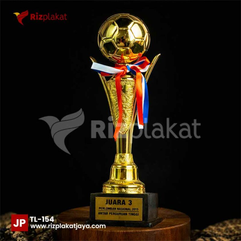 harga trophy logam