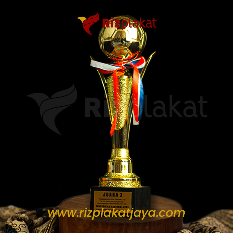 harga trophy logam