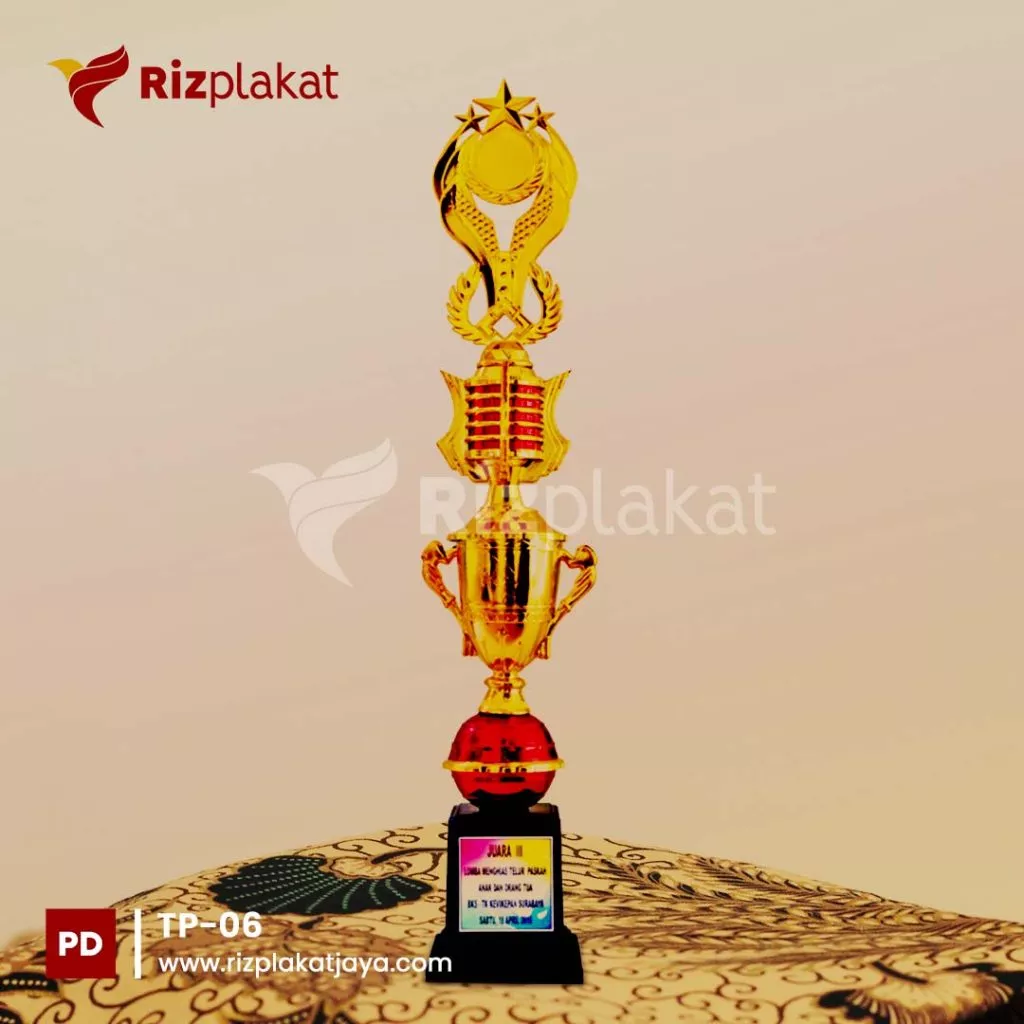 Pembuatan trophy plastik