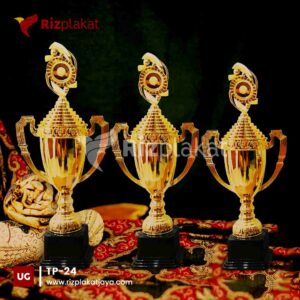 Piala plastik eksklusif