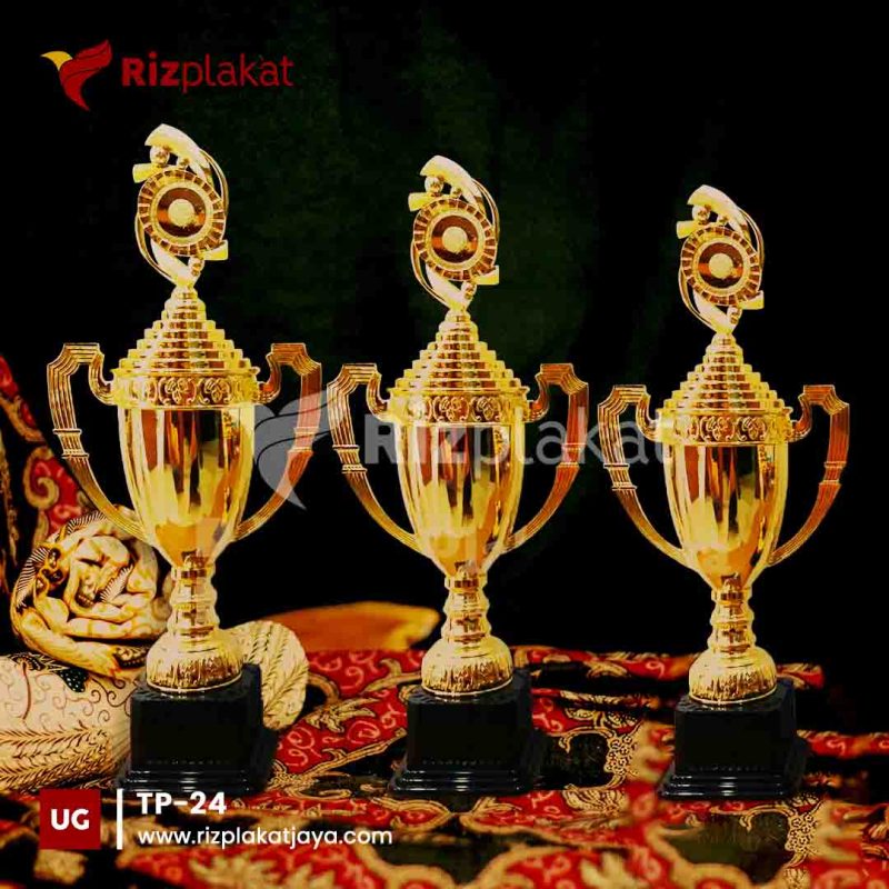 TP-24 Piala plastik eksklusif