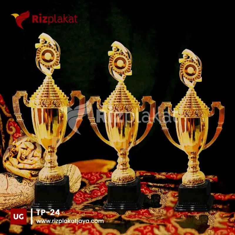 Piala plastik eksklusif