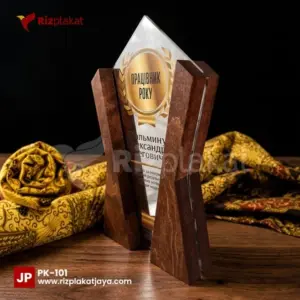 Kombinasi Plakat Kayu dan Akrilik Unik – Estetika Modern dalam Bingkai Tradisional