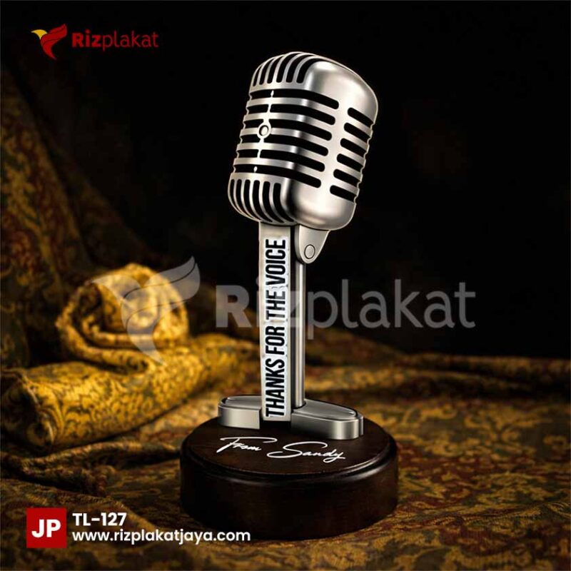 Piala Logam Kontes Seni Musik Bentuk Microfon