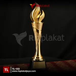 trophy logam bentuk obor untuk event olahraga
