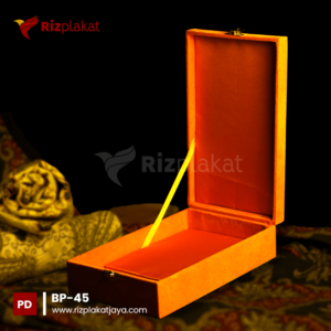 Box Plakat Kuning Keemasan