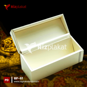 Box Plakat Warna Putih