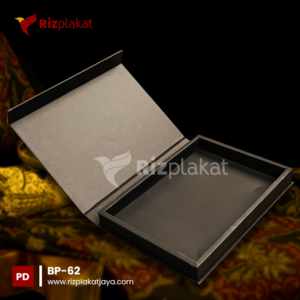 Box Plakat Hardboard Hitam