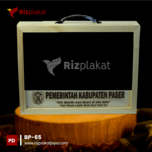 Box Plakat Kayu Alami